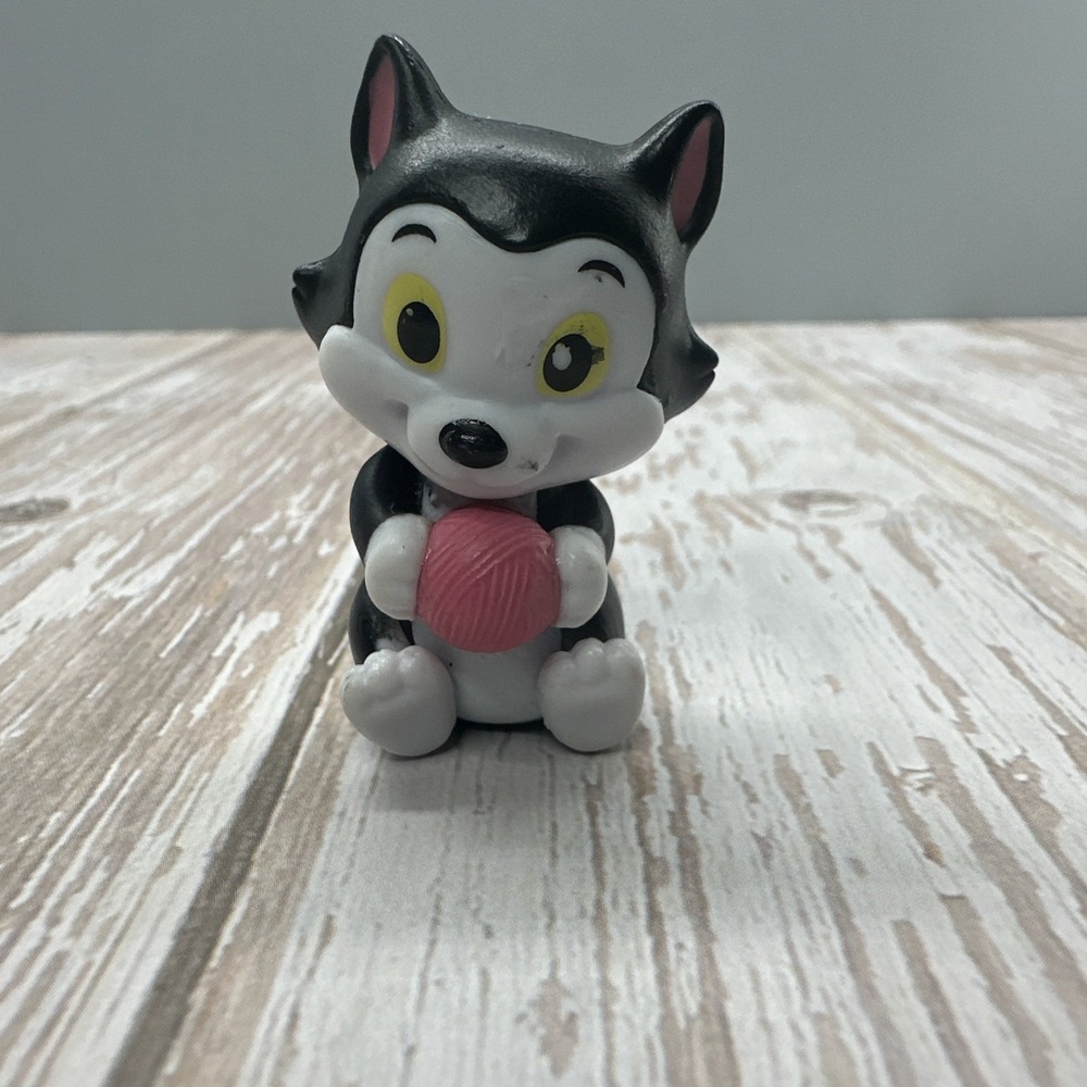 Disney Junior Minnie Mouse Pet Figaro Black Cat Pink Ball of Yarn 1.75" Cake Top